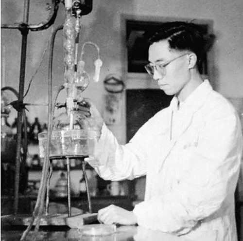 1953年，谢毓元在上海武康路395号实验室做实验