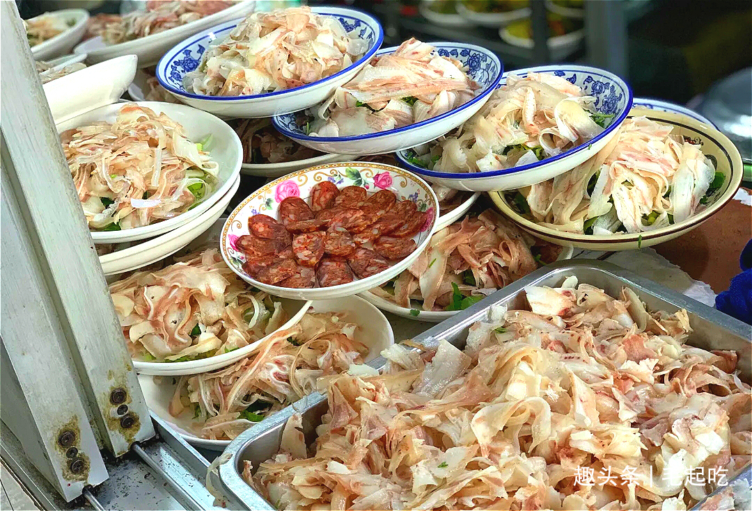 大名鼎鼎的“猪耳朵”，成都温江的人气苍蝇馆子，一天卖出几百份