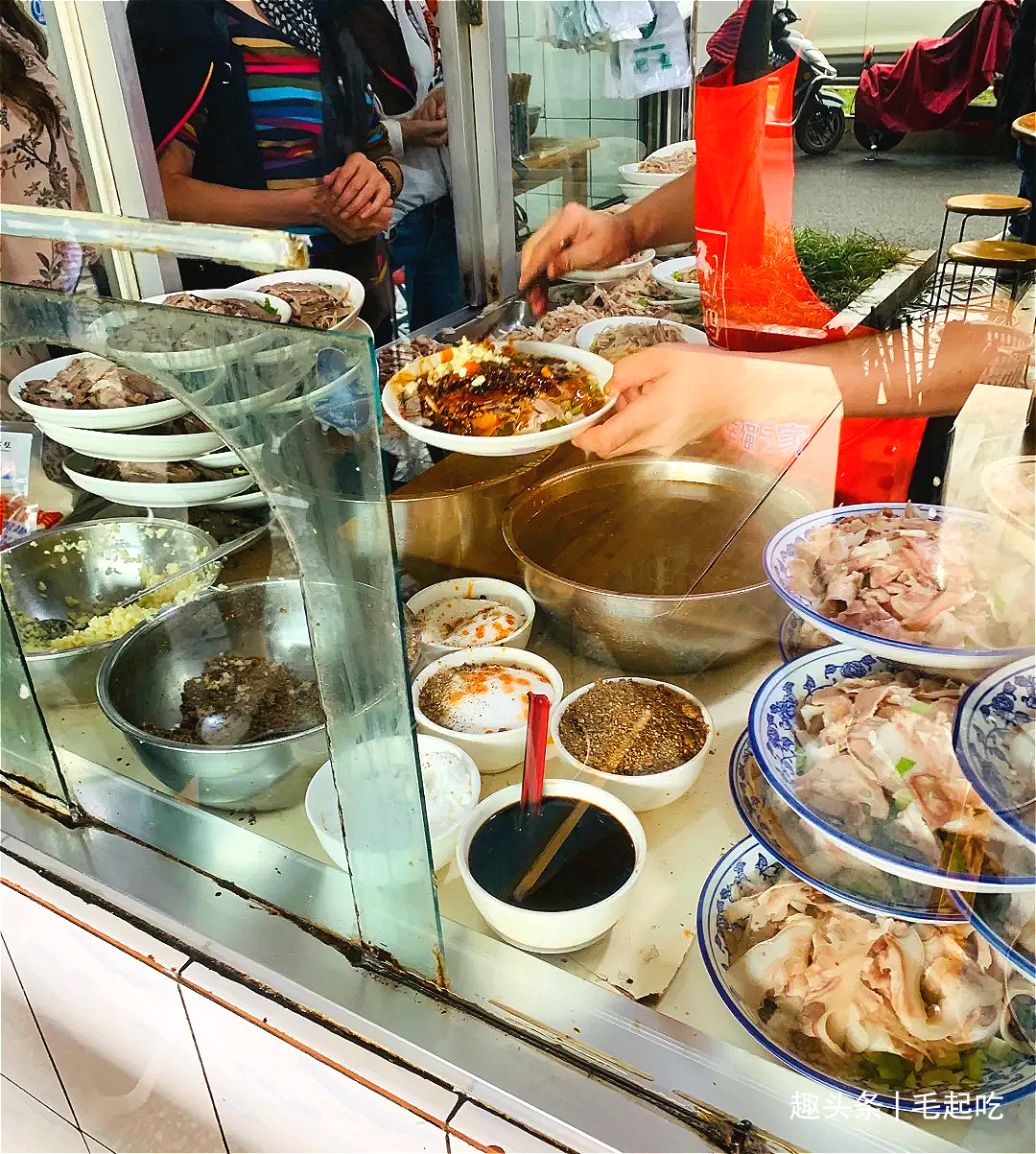 大名鼎鼎的“猪耳朵”，成都温江的人气苍蝇馆子，一天卖出几百份