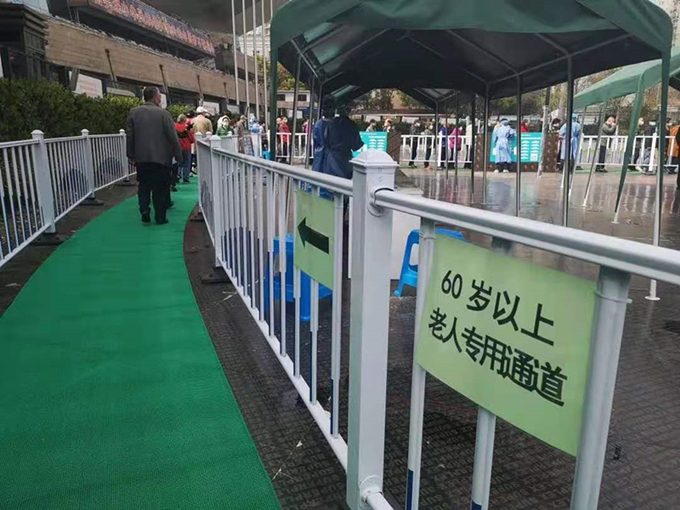 图说:卢湾体育场新冠疫苗接种现场。黄轩供图(下同)