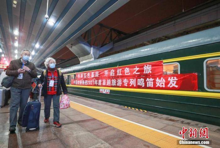 资料图:图为游客在北京站乘车。 中新社记者 贾天勇 摄