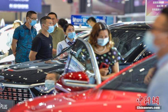 资料图:图为民众在车展选购汽车。 中新社记者 骆云飞 摄