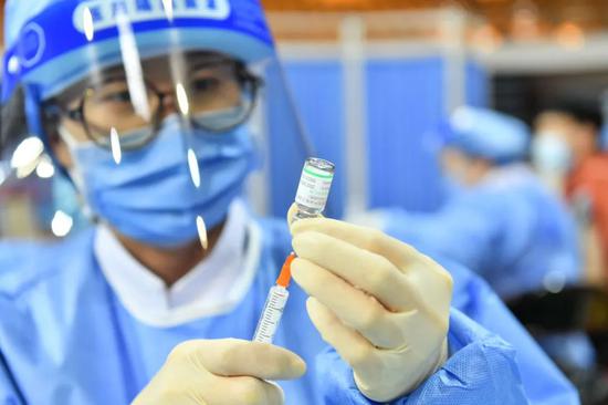 中国国家卫生健康委员会新闻发言人、宣传司副司长米锋表示，截至3月27日24时，全国累计报告接种新冠病毒疫苗超过一亿剂次。
