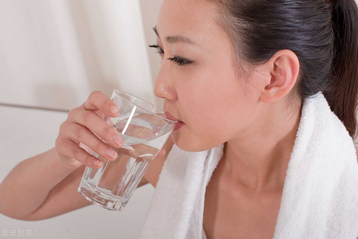 50岁以后，晨起不喝3种水，促进血液循环，身体更健康