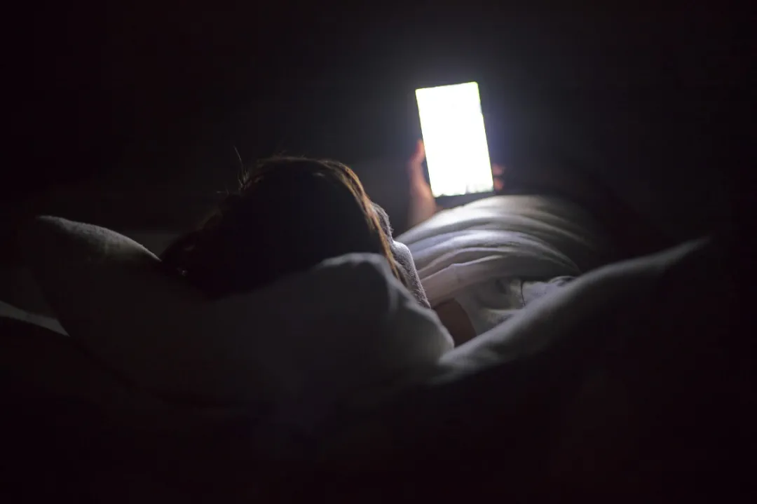 “黄金睡眠8小时”是骗人的?睡得太多,比熬夜还伤身?