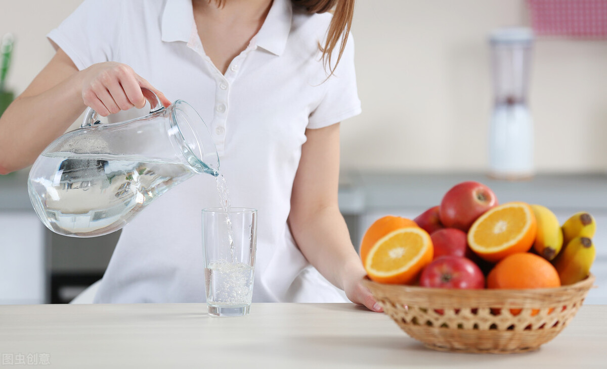 喝水多、尿多会伤到肾脏吗？了解多喝水的好处和坏处，应适量喝水