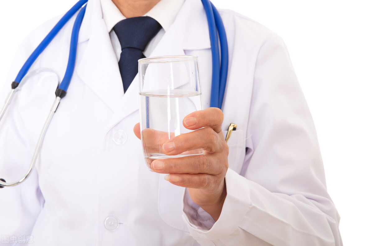 喝水多、尿多会伤到肾脏吗？了解多喝水的好处和坏处，应适量喝水