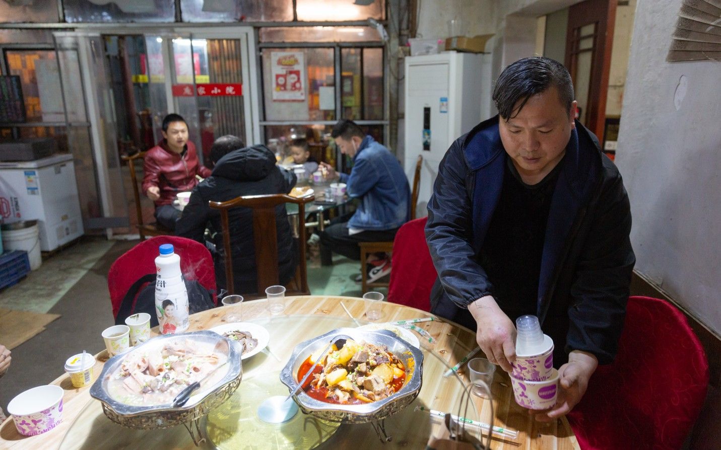 4月2日，湖北武汉，庞益兵与妻子在家中经营农家菜馆。新京报记者 郑新洽 摄