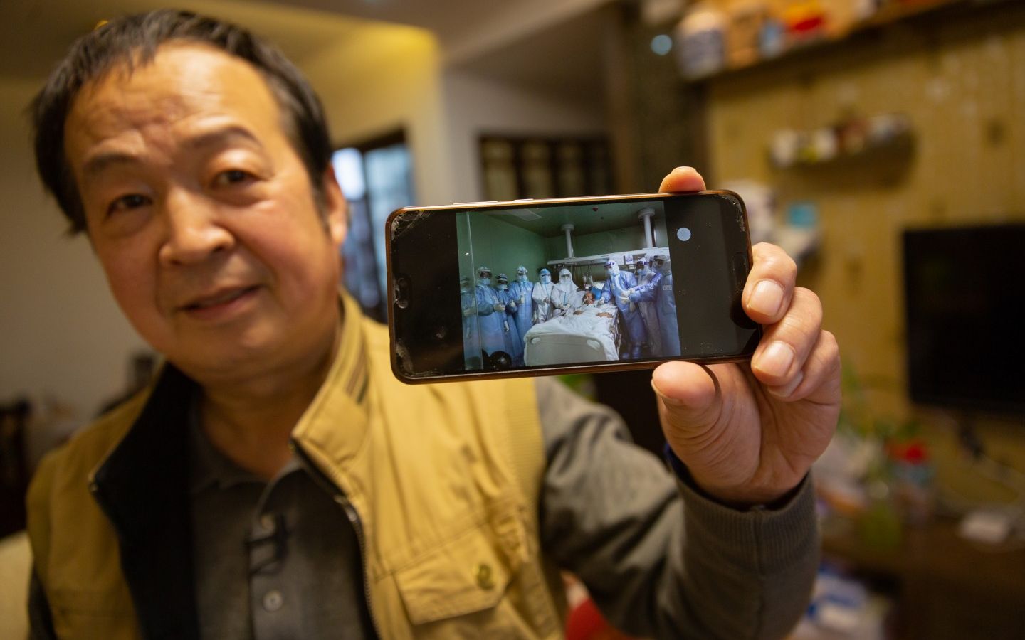 4月1日，湖北武汉，新冠肺炎康复者胡守淳展示他住院期间与医护人员的合照。新京报记者 郑新洽 摄