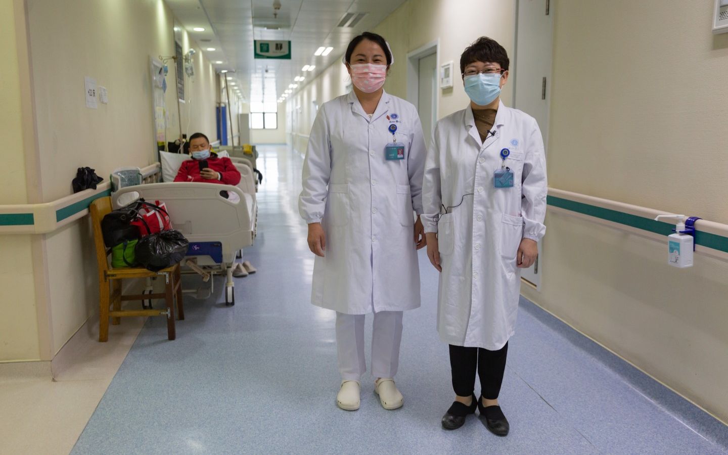 4月2日，湖北武汉，医生何平与护士胡娟娟站在协和医院西院区内。这里在封城期间被划为新冠肺炎定点医院，如今这里已恢复正常门诊。新京报记者 郑新洽 摄