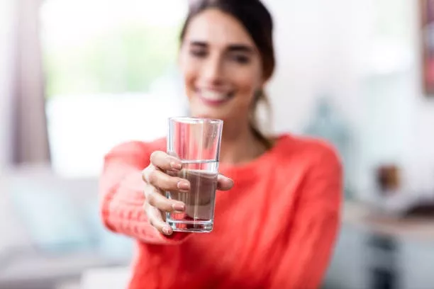 多喝水，到底是养肾还是伤肾？专家表示：不同阶段，讲究的也不同