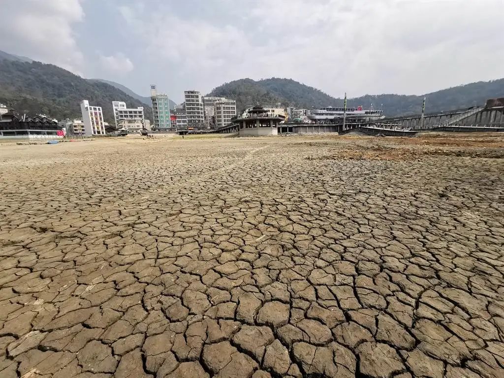 日月潭底整片土地龟裂 图源:中时新闻网
