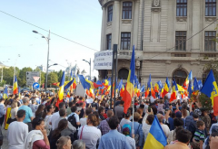 罗马尼亚约上千人走上街头，高举反政