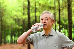 不是人人都适合多喝水