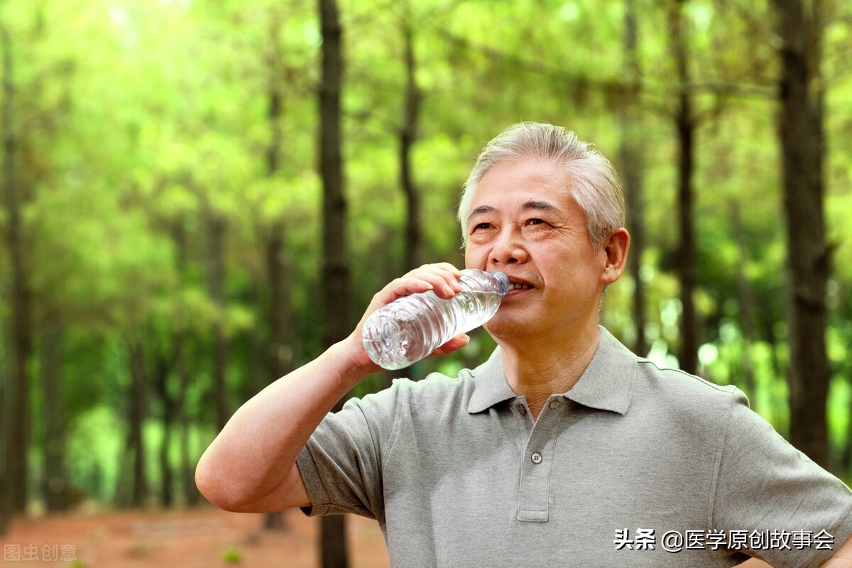 60岁是寿命决定期，无论男女，喝水没有四个表现，恭喜身体健康