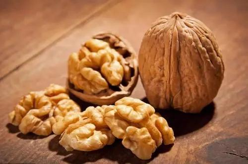 注意!这5种食物是“失眠帮凶”~但这3种是“助眠高手”,睡不好的不妨多吃
