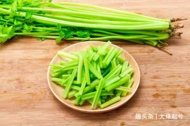 包芹菜饺子，避免2个易犯的错，学会诀窍，芹菜饺子香味浓无汤水