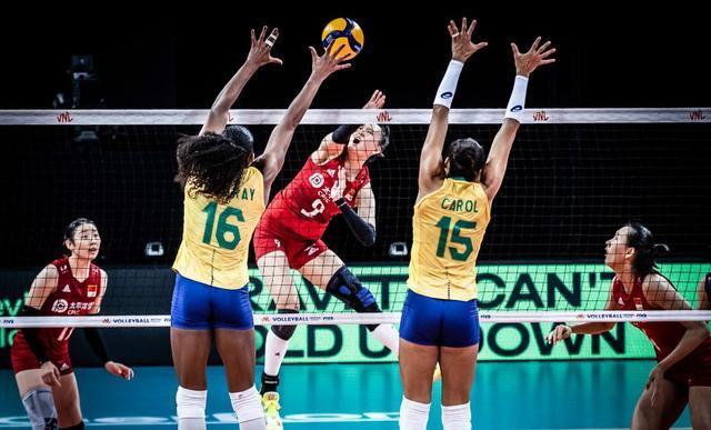 中国女排、朱婷3比0横扫美国队,获得世界女排联赛常规赛冠军!