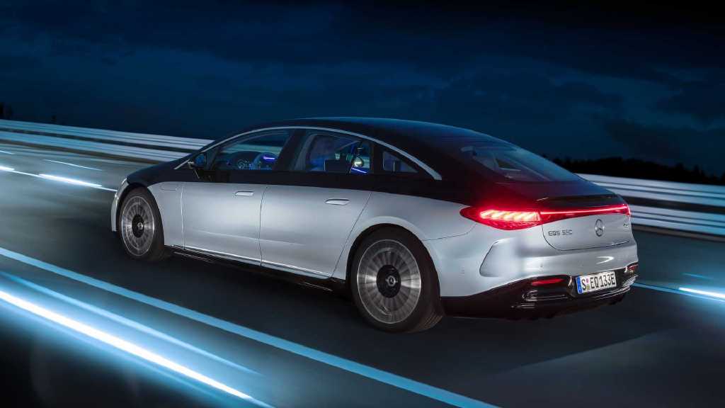 旗舰轿车的另一种选择，是充满未来感的电动车，奔驰EQS正式亮相