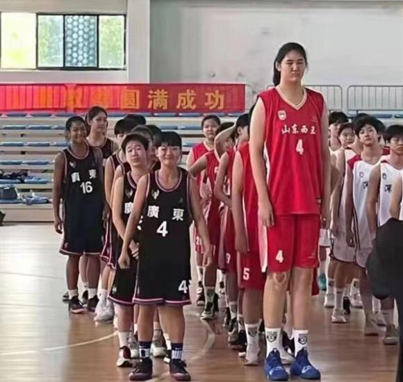 中国女篮后继有人！14岁天才身高超姚明，比同龄对手高出三头