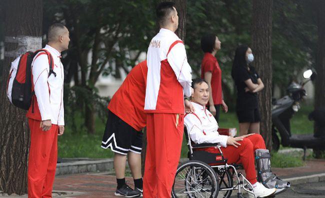 感动!中国女篮主帅坐轮椅出征,许利民跟腱断裂带伤指挥奥运