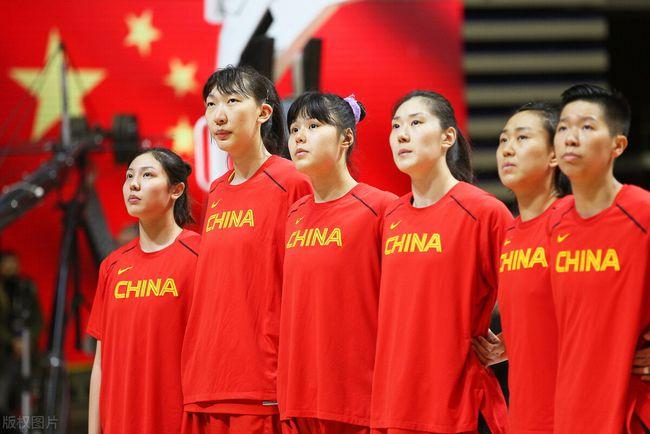 感动!中国女篮主帅坐轮椅出征,许利民跟腱断裂带伤指挥奥运