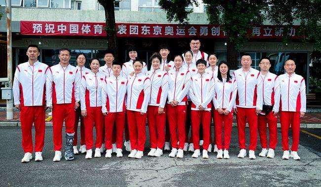 感动!中国女篮主帅坐轮椅出征,许利民跟腱断裂带伤指挥奥运