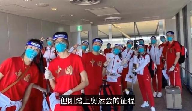 被记者逗笑!郎平抵达东京后霸气表态:中国女排已经准备好了