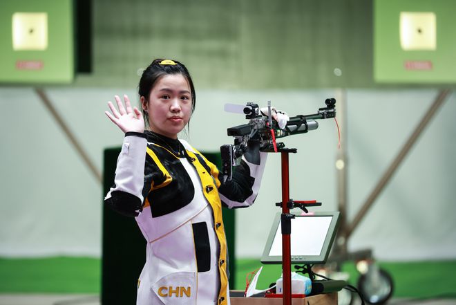现场｜杨倩自己戴上金牌，中国国歌第一次响彻东京奥运赛场