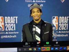 NBA选秀大会上，鹈鹕用10号签选中了宰伊