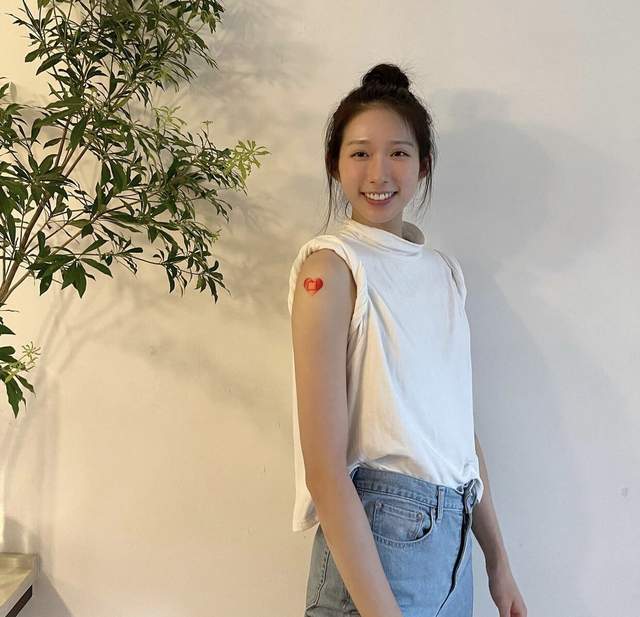 奥运击剑选手撞脸林志玲,白皙长腿太吸睛,身材不输专业超模