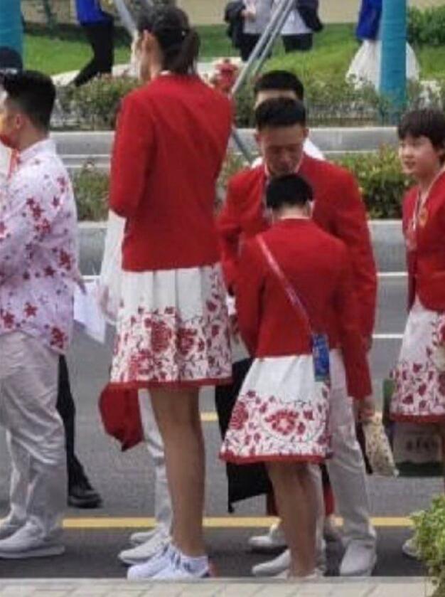 1米98朱婷与全红婵同框来了!上演最萌身高差,网友:谢哥当背景