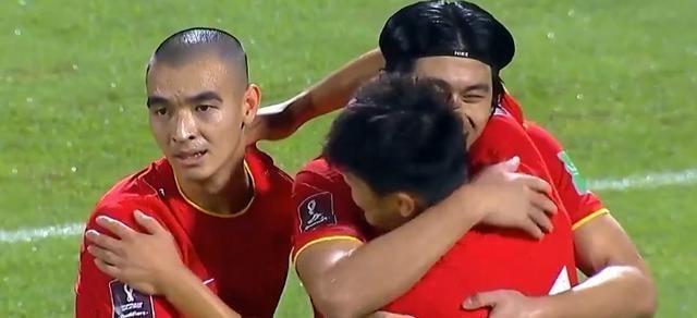 太牛!武磊双响+读秒绝杀,国足3-2迎来首胜,击败越南,全队兴奋