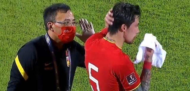 太牛!武磊双响+读秒绝杀,国足3-2迎来首胜,击败越南,全队兴奋