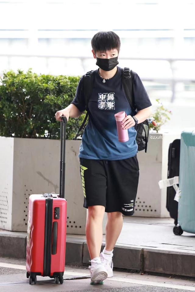 奥运冠军人气旺,孙颖莎遭粉丝围追堵截!肖战护航王曼昱,好恩师