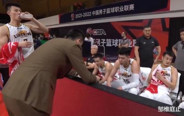 辽宁队松懈大意,赵继伟怒砸水瓶,杨鸣面色难看返回更衣室!