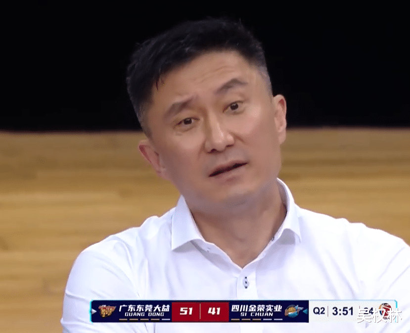 12分钟狂砍20分!胡明轩打疯了,小将辣眼睛表现,令杜锋低头捂脸