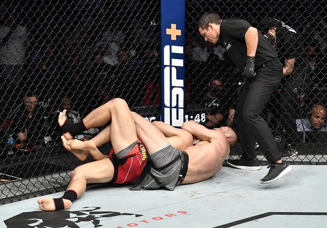 UFC | 首回合即被降服 李景亮决不认输被裸绞晕倒