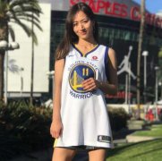 日本女记者孤身闯NBA，傲人身材不输卡