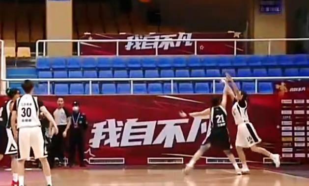 惨烈！江苏女篮队员遭垫脚重伤职业生涯恐报销，大学生球员惹争议