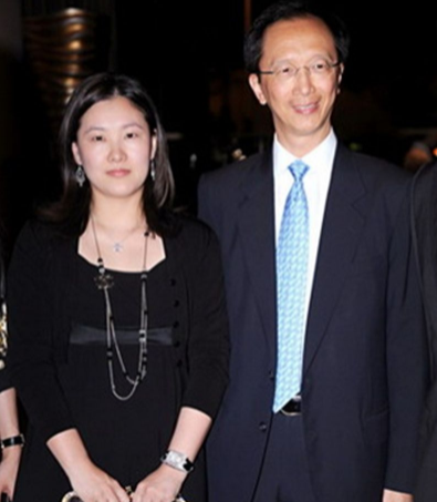 伏明霞搬出梁家豪宅,与梁锦松被传已离婚?或是因为妻子闺蜜