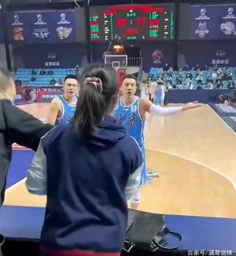 反转!女记者辱骂球员后续:被驱逐后发文,五点表态透露真相