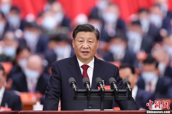 10月16日,中国共产党第二十次全国代表大会在北京人民大会堂开幕。习近平代表第十九届中央委员会向大会作报告。 中新社记者 盛佳鹏 摄