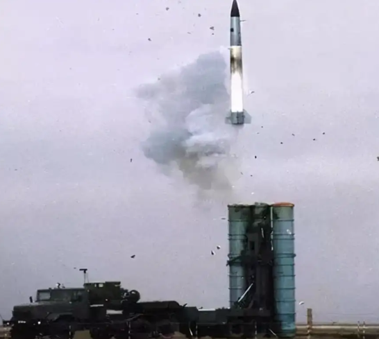 S-300防空导弹发射导弹瞬间。