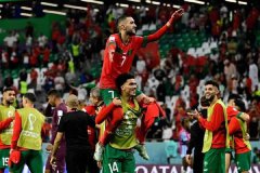 当摩洛哥球员肆意宣泄着胜利的喜悦时