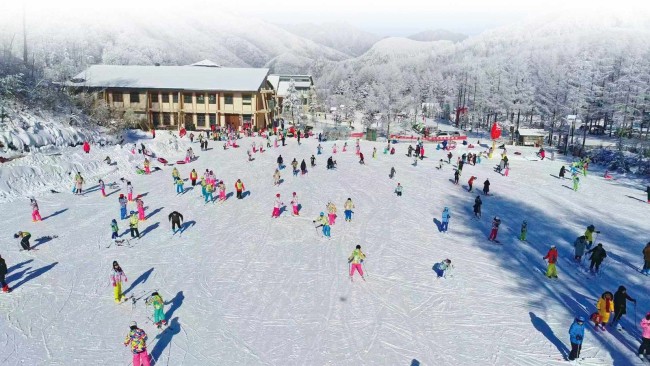 春节假期的湖北神农架中和滑雪场   湖北省文化和旅游厅供图