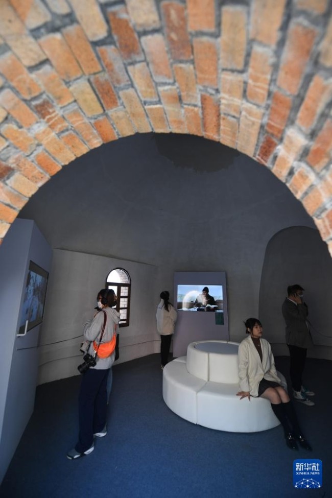 11月20日，游客在杭州市余杭区瓶窑镇的特制“窑洞电影院”内观看电影短片。