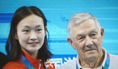 中国游泳21岁王牌落落大方，扶着年迈的