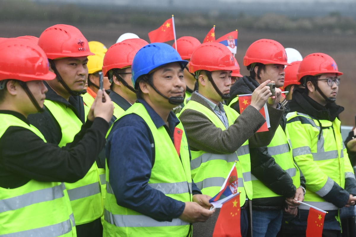 参与高速路建设的中企工人 图片来源:塞尔维亚总统府官方网站