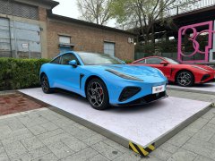 双门四座电动跑车哪吒GT首发亮相